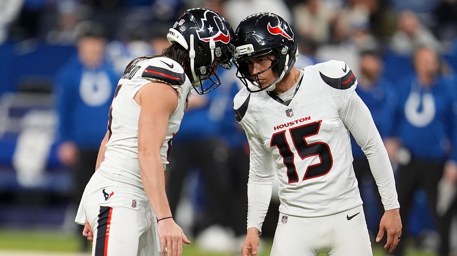 NFL fans debate whether Texans kicker made crucial extra point in win over Colts