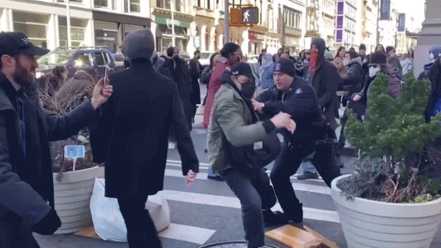 Rioters throw trash, garbage cans at ICE vehicles in New York City; multiple arrests