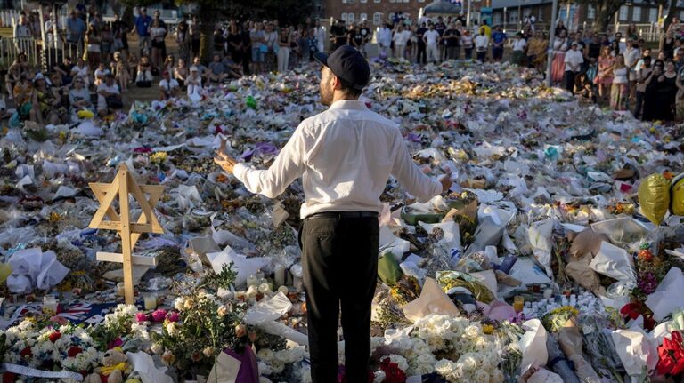 Australian state weighs ban on 'globalize the intifada' chants, masked protesters in wake of Hanukkah attack