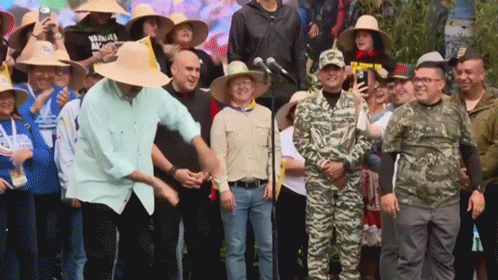 Maduro sings, dances and threatens to 'smash the teeth' of the 'North American empire'