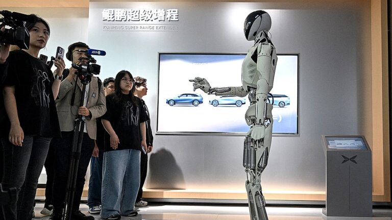 Robot stuns crowd after shocking onstage reveal
