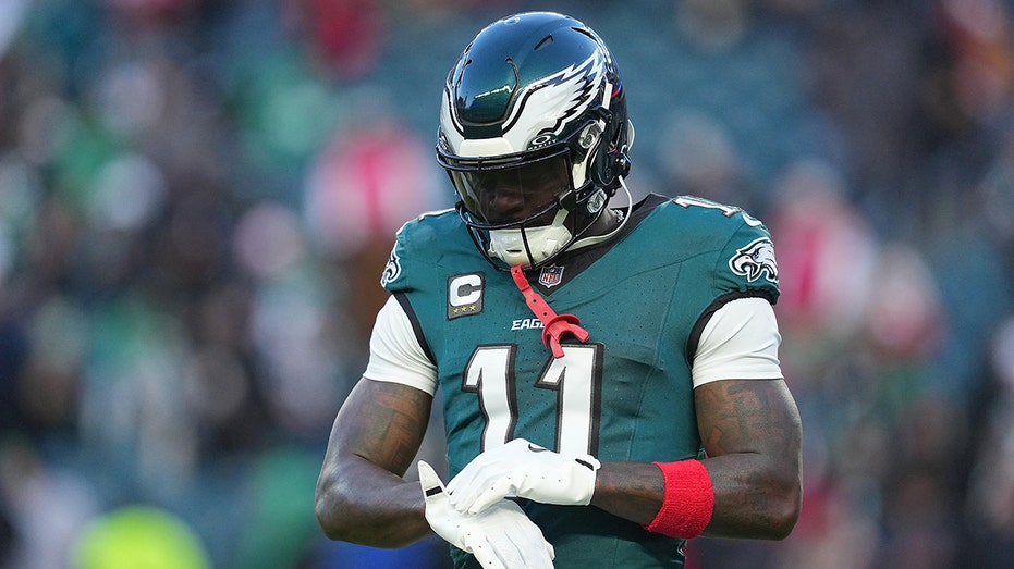 Eagles' Nick Sirianni, AJ Brown scream at each other on sideline during Wild Card Round vs 49ers