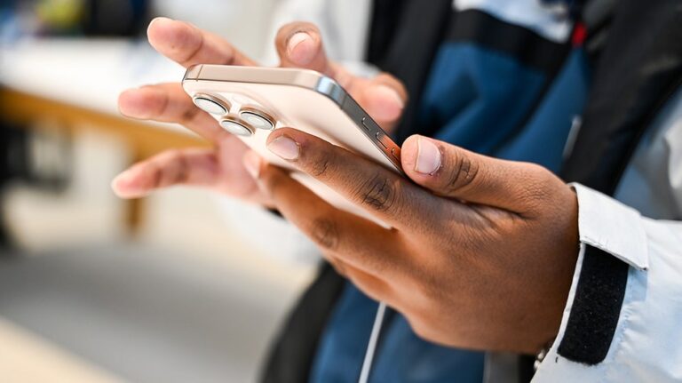 How to send free digital invitations on iPhone