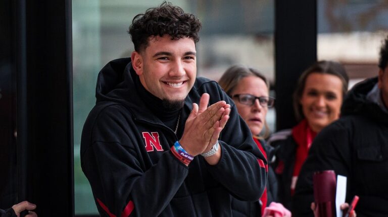 Top quarterback in transfer portal chooses to play for Oregon
