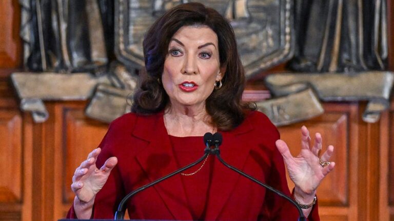 Hochul suspends New York liquor law to let bars open early for Olympic hockey game amid blizzard forecast