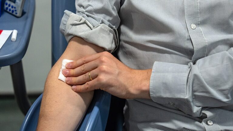 TSA warns shutdown is forcing some workers to draw blood to pay for gas