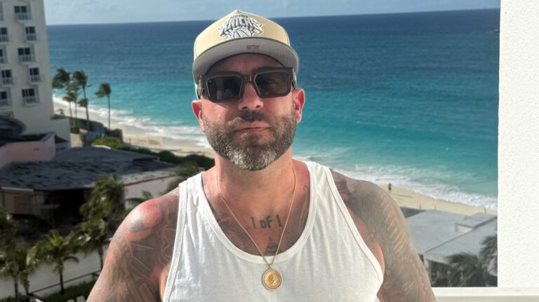 New York traveler goes viral after backing ICE agents at airport