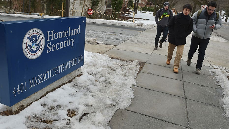 Apple News fails to provide balanced coverage of DHS shutdown, ignores right-leaning outlets: study