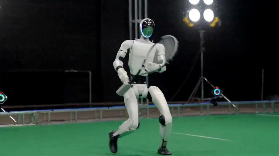 Robot plays tennis with humans in real time