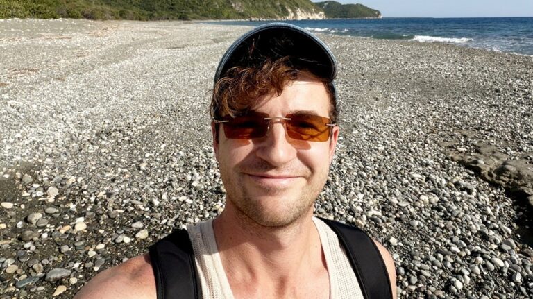 Man pulls off extreme 8-hour trip to another country, flies home same day