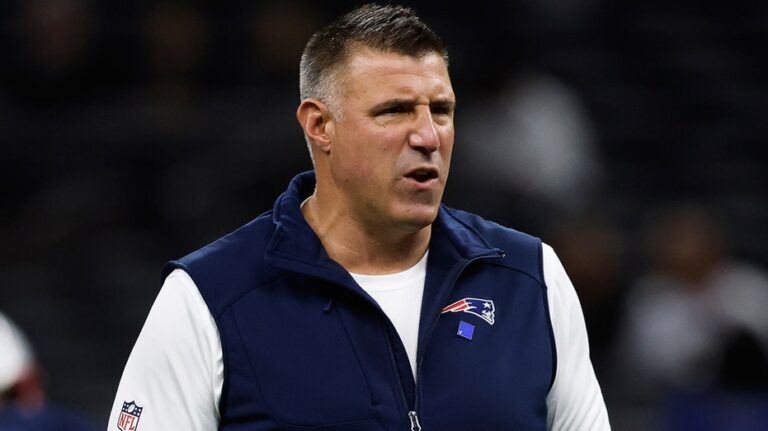 Patriots' Mike Vrabel speaks out after photos of him kissing NFL reporter Dianna Russini leak