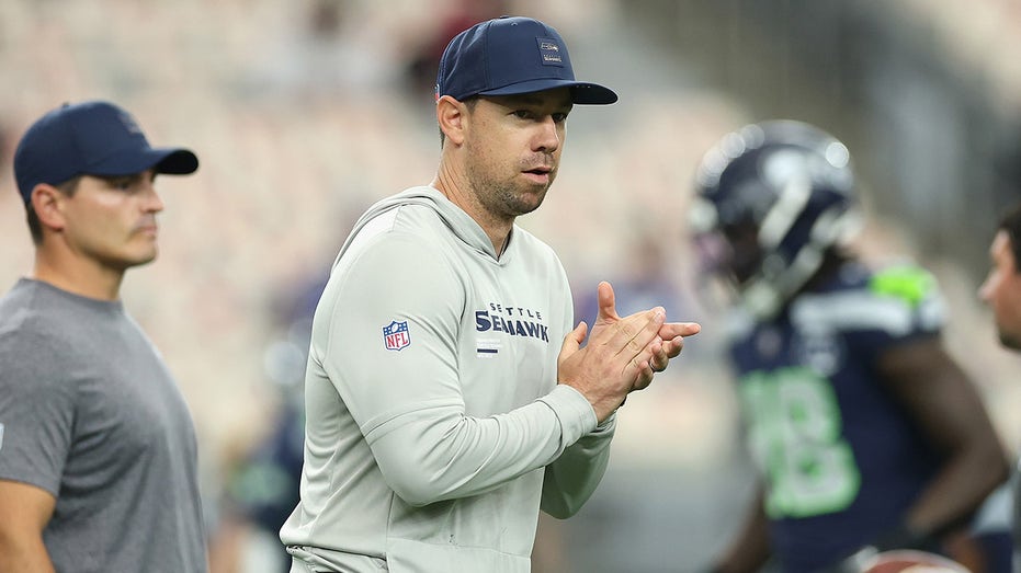 Raiders coach Klint Kubiak favors veteran QB, hesitant to start rookie early in season