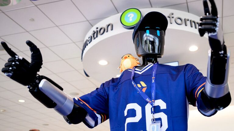 AI robot now helps travelers at San José airport
