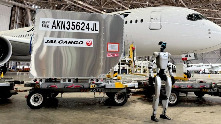 Airport robots handle baggage in Tokyo trial